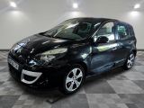 la photo d'une voiture noire garée dans un garage