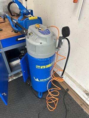une machine bleue posée sur un établi