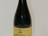 une bouteille de vin posée sur une table