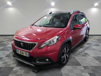 la voiture rouge est garée dans le garage sur le sol en damier