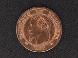 gros plan d'une pièce de monnaie sur une surface noire