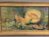 tableau représentant une nature morte composée d'un melon et de raisins posés sur une table