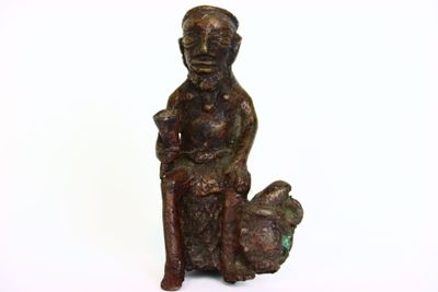 figurine en bronze représentant un homme avec un chien et un chat