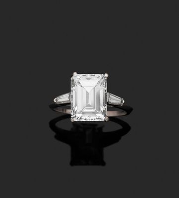 une bague en émeraude et diamant