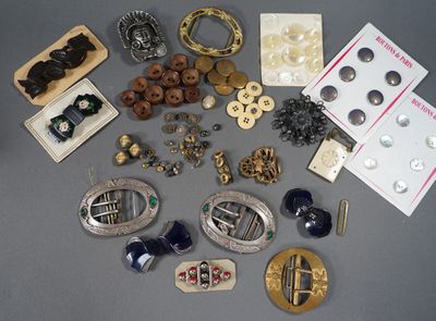 de nombreux types de boutons différents et des boutons disposés sur une table