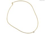 un collier en or orné d'un diamant sur fond blanc