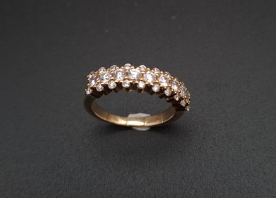 Double alliance en or jaune 18K (750‰) ornée de trois rangs …