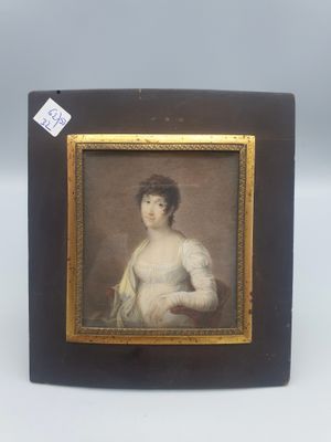 une vieille photo d'une femme en robe blanche, dans un cadre noir