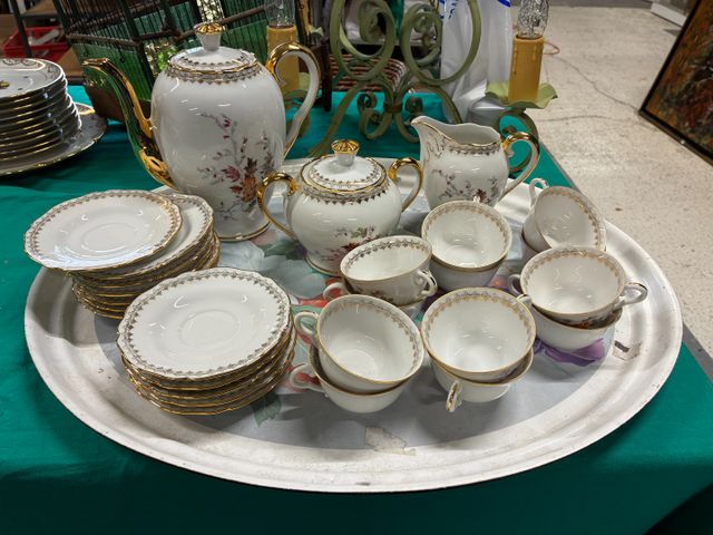 Service à café en porcelaine de Limoges à décor végétale comprena...