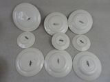 six assiettes aux motifs variés posées sur une table