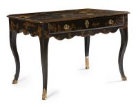 TABLE RECTANGULAIRE EN VERNIS EUROPÉEN