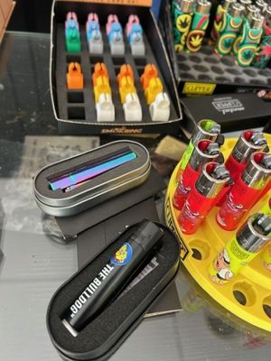 Stock de briquet CLIPPER. On y joint des présentoirs En l'ét…