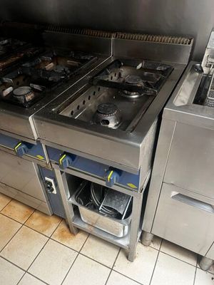 une cuisine équipée d'une cuisinière, d'un four et d'un lave-vaisselle