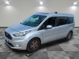 une camionnette argentée garée dans une pièce au sol en damier