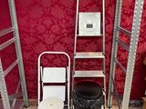 des toilettes et une échelle dans une pièce aux murs rouges