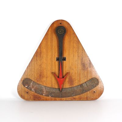 un objet en bois de forme triangulaire muni d'une échelle graduée