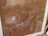 une photo d'une photo représentant une femme assise sur une chaise