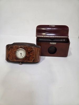 Porte-montre en bois et deux nécessaires vides dont un muni …