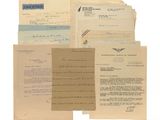 une pile de vieilles lettres et de vieux papiers empilés les uns sur les autres