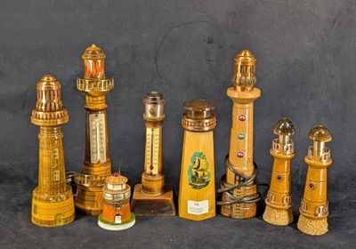 de nombreux types de phares en bois sont exposés