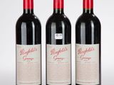 trois bouteilles de vin rouge posées côte à côte sur une table