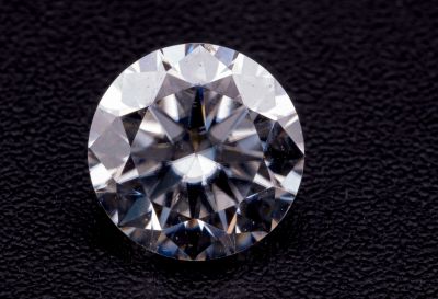 gros plan d'un diamant sur une surface noire