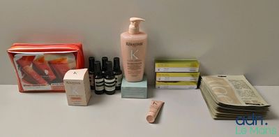 une table sur laquelle sont posés de nombreux produits de beauté et un flacon de lotion