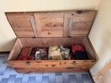 une boîte en bois contenant tout un tas de nourriture