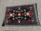 un tapis posé au sol, orné d'un motif floral