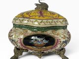 une boîte décorative surmontée d'un oiseau