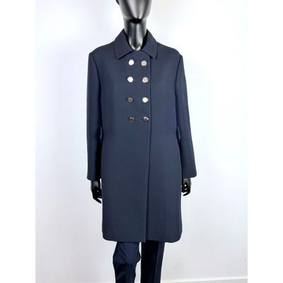 un mannequin vêtu d'un manteau bleu et d'un pantalon noir