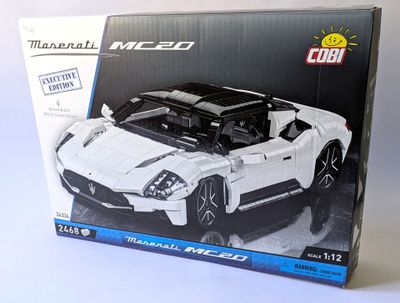 une boîte contenant un modèle de voiture de sport blanche