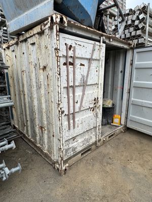 un grand conteneur contenant tout un tas d'objets métalliques
