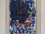 tableau représentant une œuvre abstraite bleue et rouge dans un cadre blanc