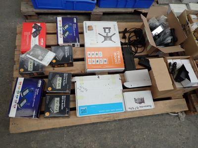 de nombreuses caisses contenant du matériel électronique, empilées sur une palette dans un entrepôt