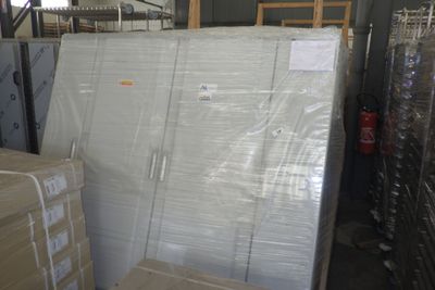 une grande pile de cartons et un réfrigérateur dans un entrepôt