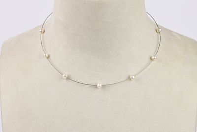 gros plan d'un torse de mannequin portant un collier