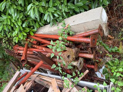 un tas de tuyaux éparpillés dans l'herbe
