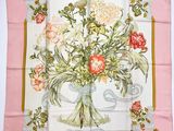 une image représentant un foulard carré orné d'un bouquet de fleurs