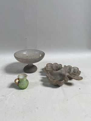 un petit bol et un autre petit bol posés sur une table
