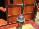 une statue représentant un oiseau, posée sur un socle dans une pièce