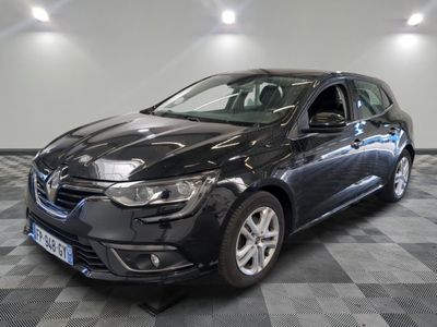 la voiture noire est garée sur un sol en damier dans le garage