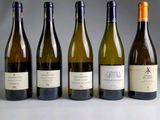 quatre bouteilles de vin sont alignées sur une table