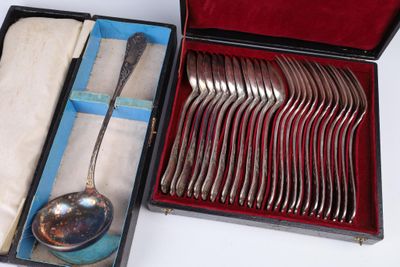 une boîte contenant un service de cuillères en argent