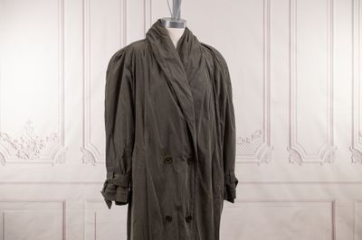 un trench-coat posé sur un mannequin dans une pièce blanche