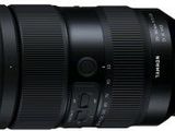 un gros plan sur l'objectif d'un appareil photo sur fond blanc