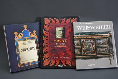 trois livres posés sur une table l'un à côté de l'autre
