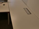 un bureau blanc sur lequel se trouve un ordinateur, dans un bureau