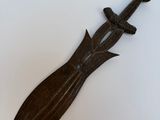 un couteau posé sur une surface blanche