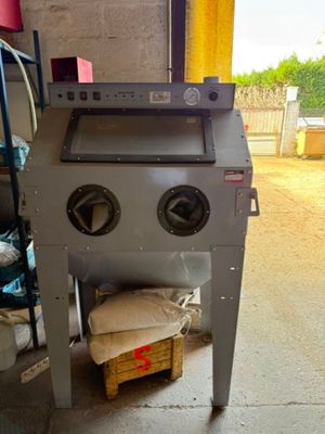 une machine qui se trouve dans un garage